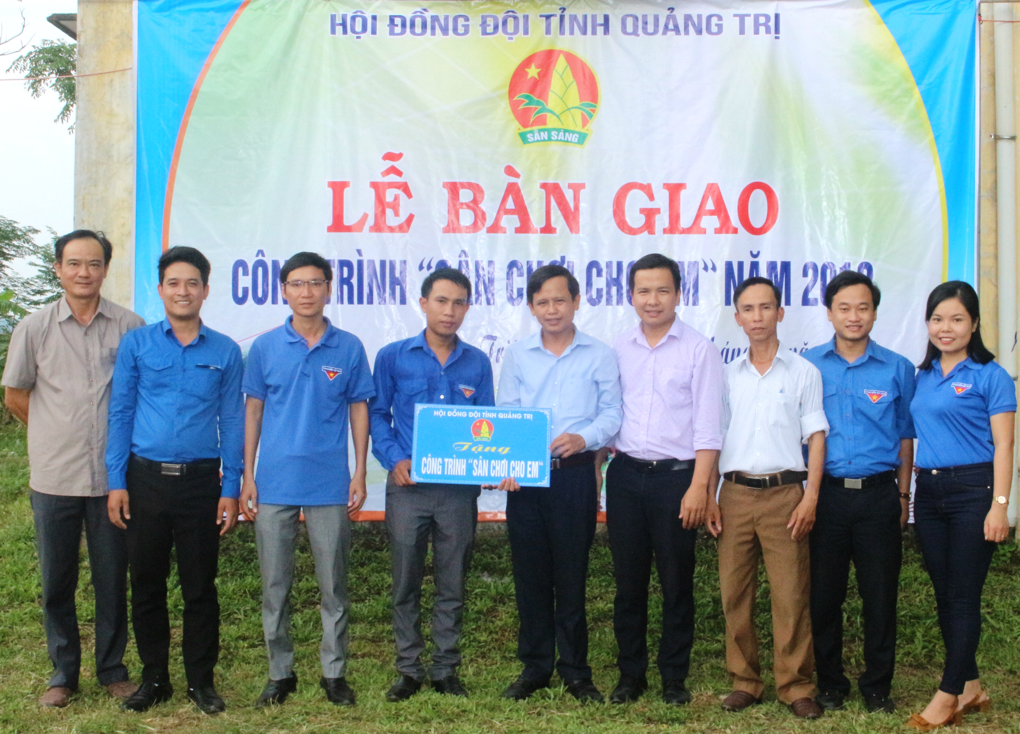  Ảnh 1: Hội đồng Đội tỉnh đã trao biển tượng trưng công trình "Sân chơi cho em" cho đại diện chính quyền, chi bộ thôn Trấm